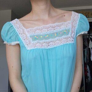 Gorgeous vintage 60s babydoll blue & white ruffled flowy night gown with flowers